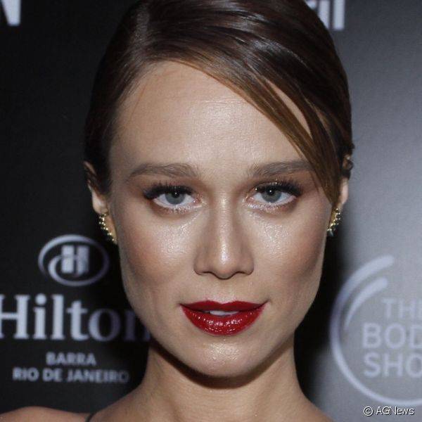 Mariana Ximenes apareceu glamourosa na festa da revista Cosmopolitan com um batom vermelho cremoso